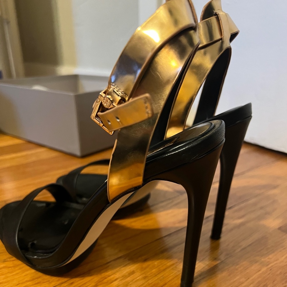 BCBG MaxAzria MA-FINITE heels gold & black, Size 8, Like new